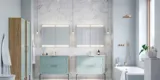 Grote badkamerinspiratie met lichtblauwe meubels, elegante spiegelkasten en grote marmeren tegels voor een klassieke en moderne uitstraling