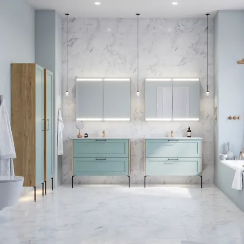 Grote badkamerinspiratie met lichtblauwe meubels, elegante spiegelkasten en grote marmeren tegels voor een klassieke en moderne uitstraling