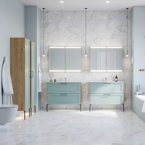 Grote badkamerinspiratie met lichtblauwe meubels, elegante spiegelkasten en grote marmeren tegels voor een klassieke en moderne uitstraling