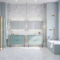 Grote badkamerinspiratie met lichtblauwe meubels, elegante spiegelkasten en grote marmeren tegels voor een klassieke en moderne uitstraling