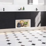 Grote badkamerinspiratie met badkamermeubels van zwart eikenhout met elegante groeven, stijlvolle dubbele wastafel, vierkante spiegels, witte tegels met geometrisch patroon geven een lichte, symmetrische en klassieke uitstraling.