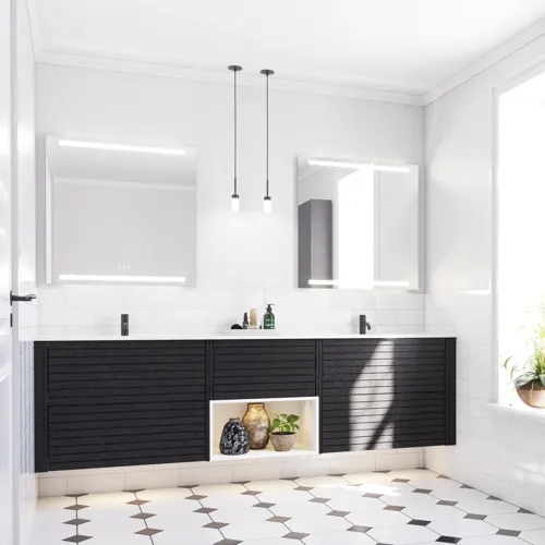 Grote badkamerinspiratie met badkamermeubels van zwart eikenhout met elegante groeven, stijlvolle dubbele wastafel, vierkante spiegels, witte tegels met geometrisch patroon geven een lichte, symmetrische en klassieke uitstraling.