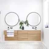 Scandinavische badkamer in hout met mooie ronde spiegels met zwarte randen en veel opbergruimte in het badkamermeubel