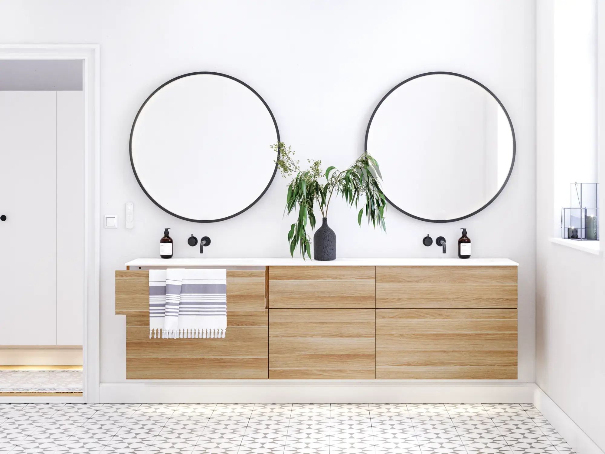 Scandinavische badkamer in hout met mooie ronde spiegels met zwarte randen en veel opbergruimte in het badkamermeubel