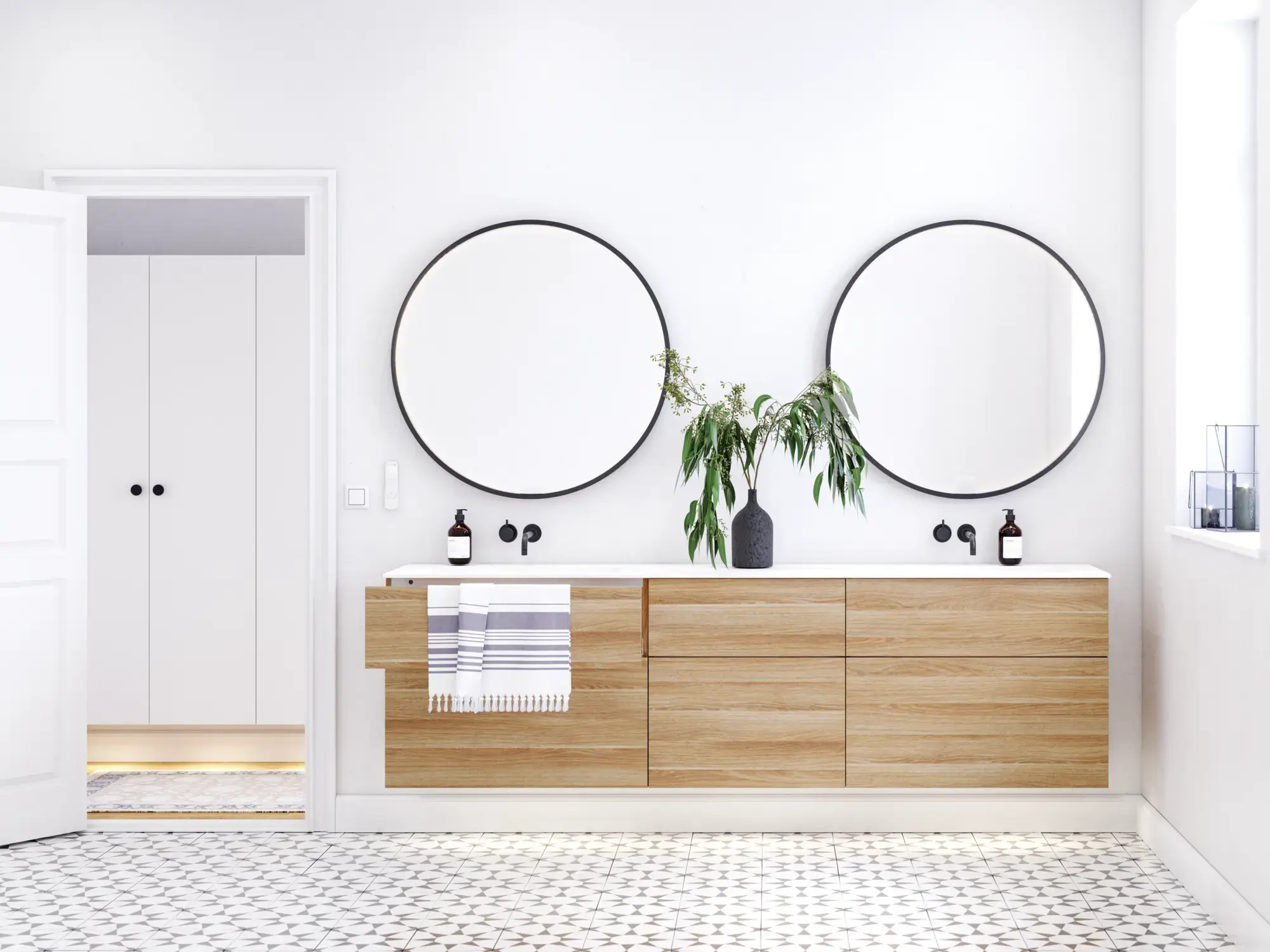 Scandinavische badkamer in hout met mooie ronde spiegels met zwarte randen en veel opbergruimte in het badkamermeubel