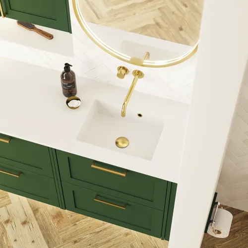 Grote badkamer in groene kleurstelling met wastafelmeubel, ovale spiegel met gouden rand en mooie deuren met