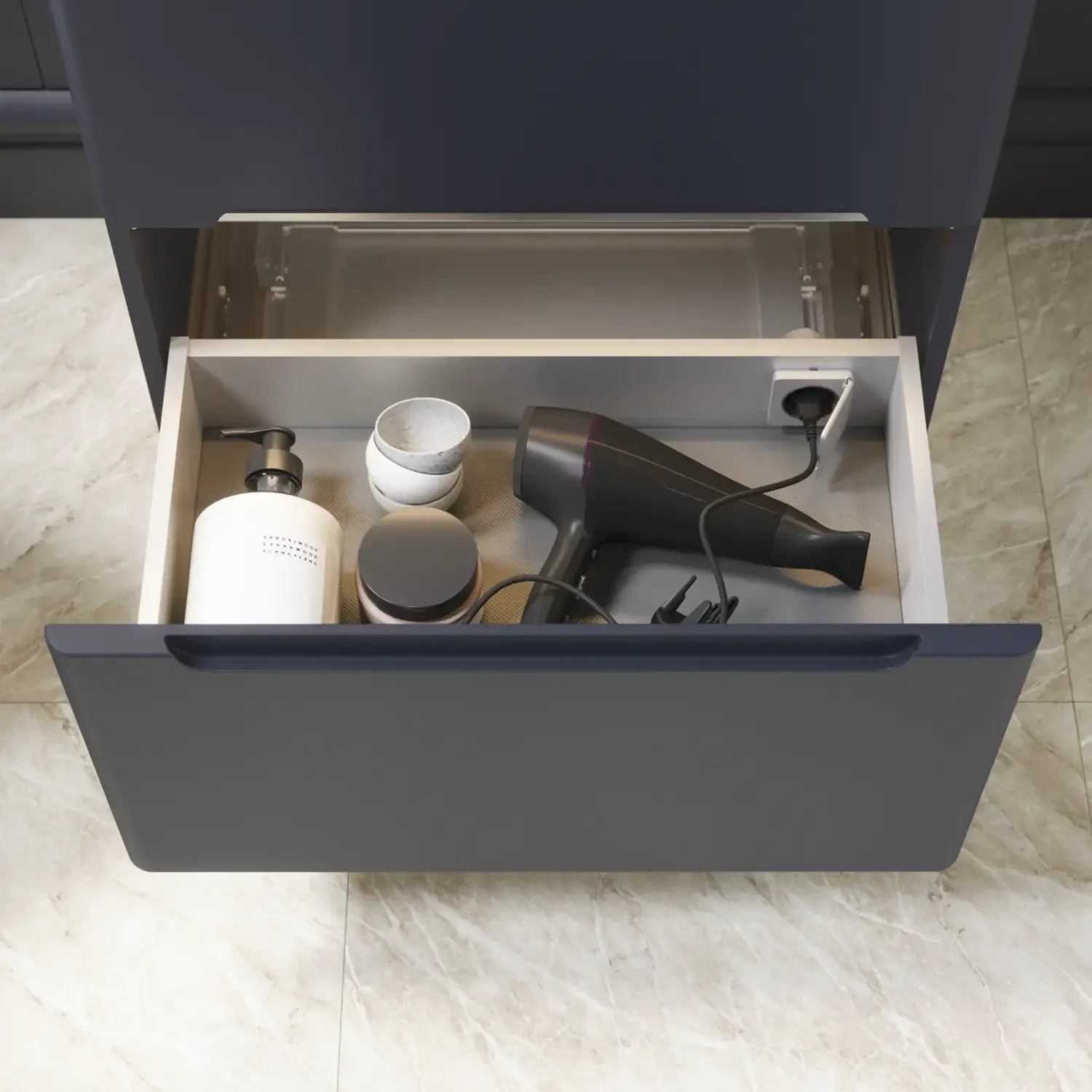 Badkamerinspiratie met donkerblauwe wandpanelen, romantisch bloemenbehang, donkerblauw wastafelmeubel met zachte vormen en een prachtige ronde spiegel met licht dat een vintage uitstraling creëert