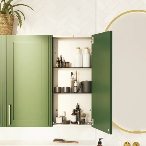 Grote badkamer in groene kleurstelling met wastafelmeubel, ovale spiegel met gouden rand en mooie deuren met