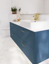 Badkamerinspiratie met badkamermeubels in moderne blauwe kleur, elegante opzetwastafel en grote vierkante spiegel met verlichting, witte visgraattegels zorgen voor een stijlvolle en klassieke uitstraling