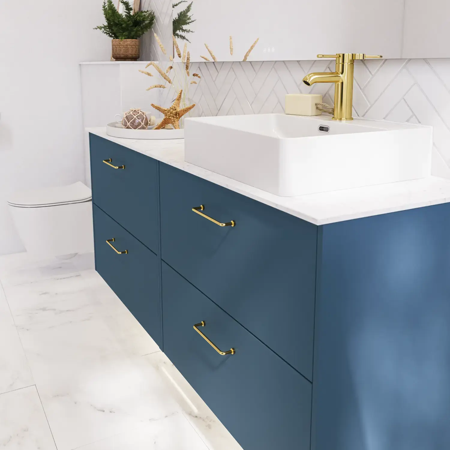 Badkamerinspiratie met badkamermeubels in moderne blauwe kleur, elegante opzetwastafel en grote vierkante spiegel met verlichting, witte visgraattegels zorgen voor een stijlvolle en klassieke uitstraling