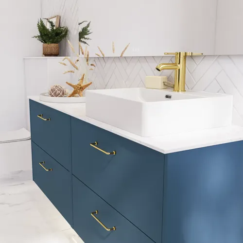 Badkamerinspiratie met badkamermeubels in moderne blauwe kleur, elegante opzetwastafel en grote vierkante spiegel met verlichting, witte visgraattegels zorgen voor een stijlvolle en klassieke uitstraling