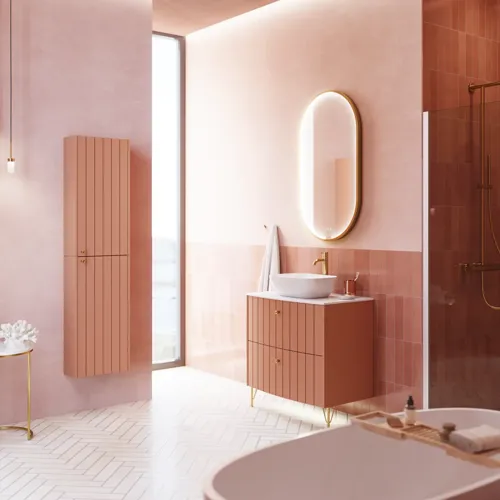 Grote vintage badkamer met terracottakleurig wastafelmeubel, opzetwastafel, ovaal spiegel met messingrand, roze en grijze tegels voor een romantische, vrouwelijke uitstraling