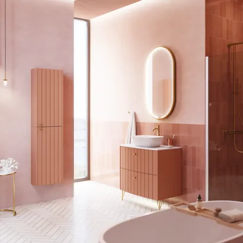 Grote vintage badkamer met terracottakleurig wastafelmeubel, opzetwastafel, ovaal spiegel met messingrand, roze en grijze tegels voor een romantische, vrouwelijke uitstraling