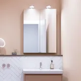 Kleine badkamerinspiratie met wastafelkastje in speciale kleur met geïntegreerde greep, spiegelkast met lampen, decoratieve spiegels met getinte glazenschap, witte visgraattegels geven een strakke en klassieke uitstraling.