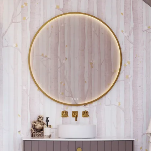 Inspirerend badkamer met op maat gemaakte paarse kasten met elegante groeven, stijlvolle werkblad met opzetwastafel, grote spiegel met messing rand, tegels en muren in paarse tinten creëren een romantische en vrouwelijke uitstraling