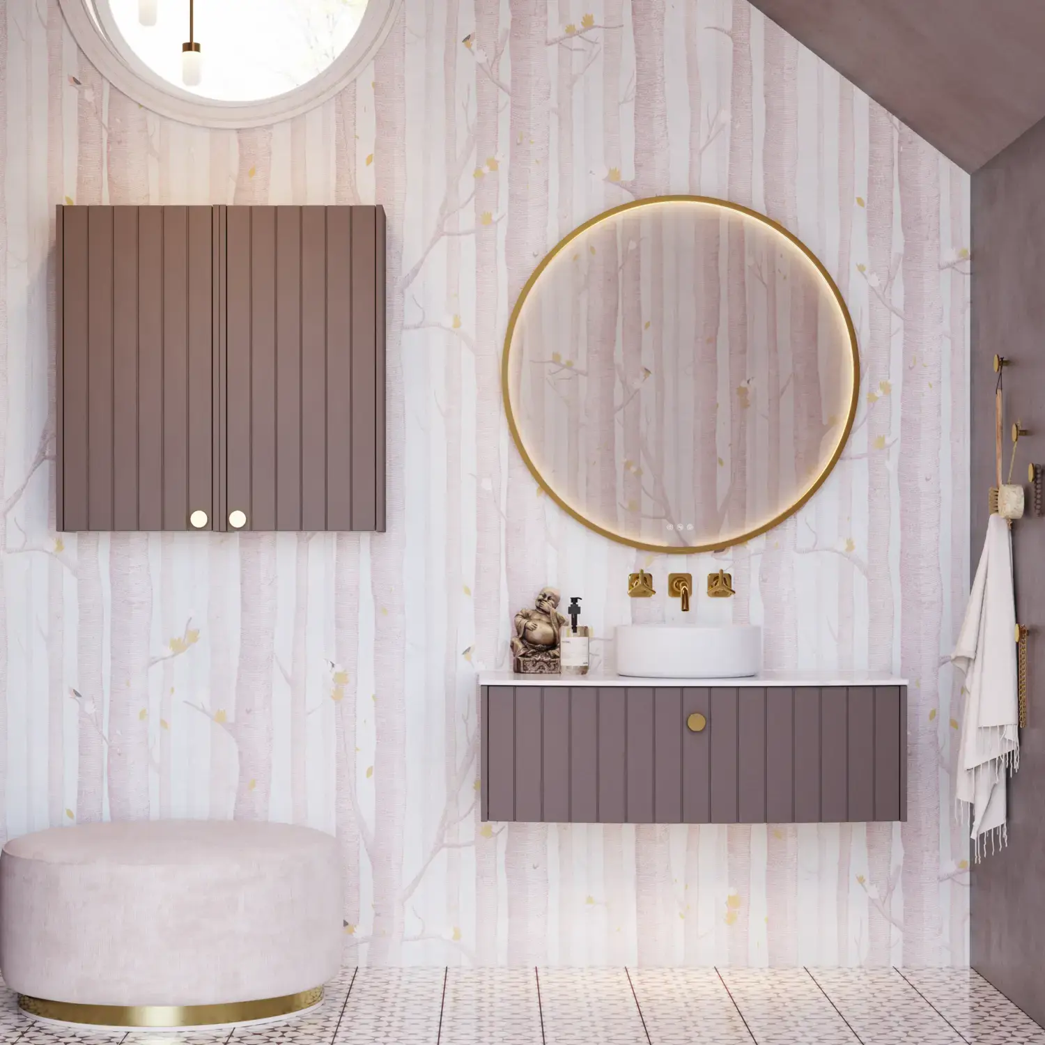 Inspirerend badkamer met op maat gemaakte paarse kasten met elegante groeven, stijlvolle werkblad met opzetwastafel, grote spiegel met messing rand, tegels en muren in paarse tinten creëren een romantische en vrouwelijke uitstraling