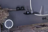 Grote badkamerinspiratie met grijs badmeubel met geïntegreerde handgreep, stijlvolle wastafel aan de zijkant, vierkante spiegel met afgeronde hoeken, betonlook muren en ruwe materialen voor een urban look