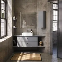 Badkamer met schuine muren inspiratie, grijze wastafelmeubel en bovenkast, op maat gemaakte aanrechtbladen, moderne vierkante opzetwastafel, vierkante spiegel met verlichting, ruwe betonnen muren en vloeren geven een stedelijke uitstraling
