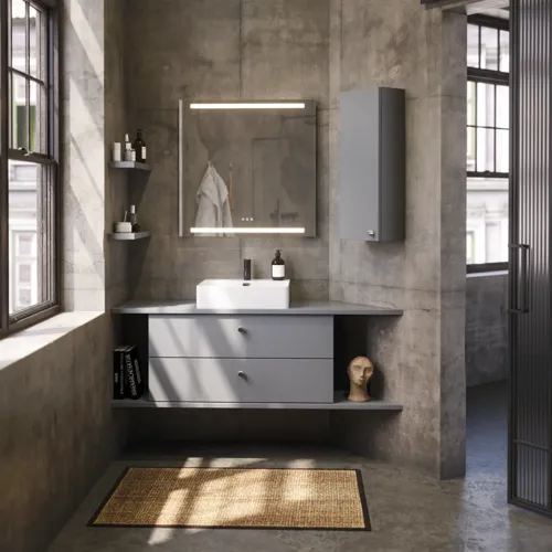Badkamer met schuine muren inspiratie, grijze wastafelmeubel en bovenkast, op maat gemaakte aanrechtbladen, moderne vierkante opzetwastafel, vierkante spiegel met verlichting, ruwe betonnen muren en vloeren geven een stedelijke uitstraling