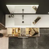 Grote badkamerinspiratie met wastafelmeubels en bruine eikenhouten lamellen, vrijstaand bad, en vierkante spiegels met licht, elegante dubbele wastafel geeft een modern en symmetrisch uiterlijk