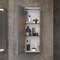 Badkamer met schuine muren inspiratie, grijze wastafelmeubel en bovenkast, op maat gemaakte aanrechtbladen, moderne vierkante opzetwastafel, vierkante spiegel met verlichting, ruwe betonnen muren en vloeren geven een stedelijke uitstraling