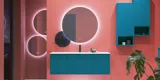 Grote badkamerinspiratie met blauwe meubels in speciale kleur met groeven, dunne elegante wastafel en mooie ronde spiegels, rode muren en terrazzovloer creëren een sterk contrast met de meubels en geven een stijlvolle, stedelijke uitstraling.