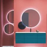 Grote badkamerinspiratie met blauwe meubels in speciale kleur met groeven, dunne elegante wastafel en mooie ronde spiegels, rode muren en terrazzovloer creëren een sterk contrast met de meubels en geven een stijlvolle, stedelijke uitstraling.