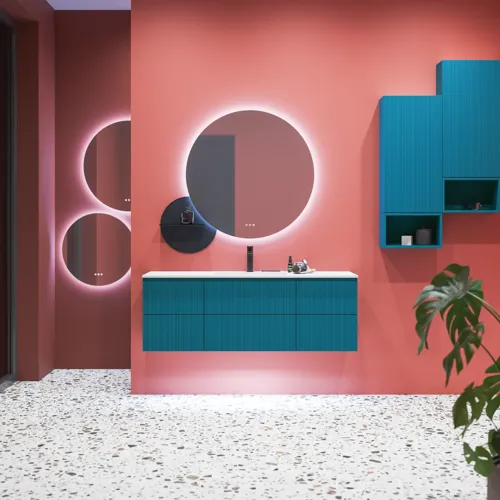Grote badkamerinspiratie met blauwe meubels in speciale kleur met groeven, dunne elegante wastafel en mooie ronde spiegels, rode muren en terrazzovloer creëren een sterk contrast met de meubels en geven een stijlvolle, stedelijke uitstraling.