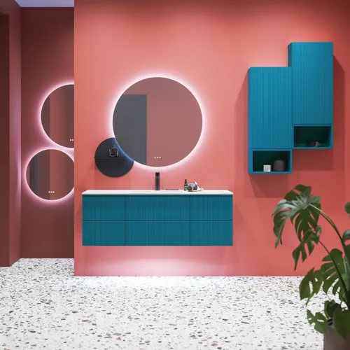 Grote badkamerinspiratie met blauwe meubels in speciale kleur met groeven, dunne elegante wastafel en mooie ronde spiegels, rode muren en terrazzovloer creëren een sterk contrast met de meubels en geven een stijlvolle, stedelijke uitstraling.