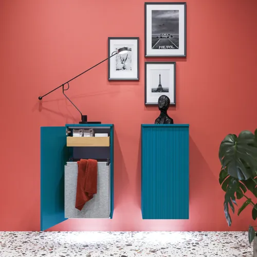 Grote badkamerinspiratie met blauwe meubels in speciale kleur met groeven, dunne elegante wastafel en mooie ronde spiegels, rode muren en terrazzovloer creëren een sterk contrast met de meubels en geven een stijlvolle, stedelijke uitstraling.