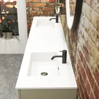 Moderne stoere badkamer in urban stijl. Mooie wastafelkasten en ronde spiegels met zwarte randen