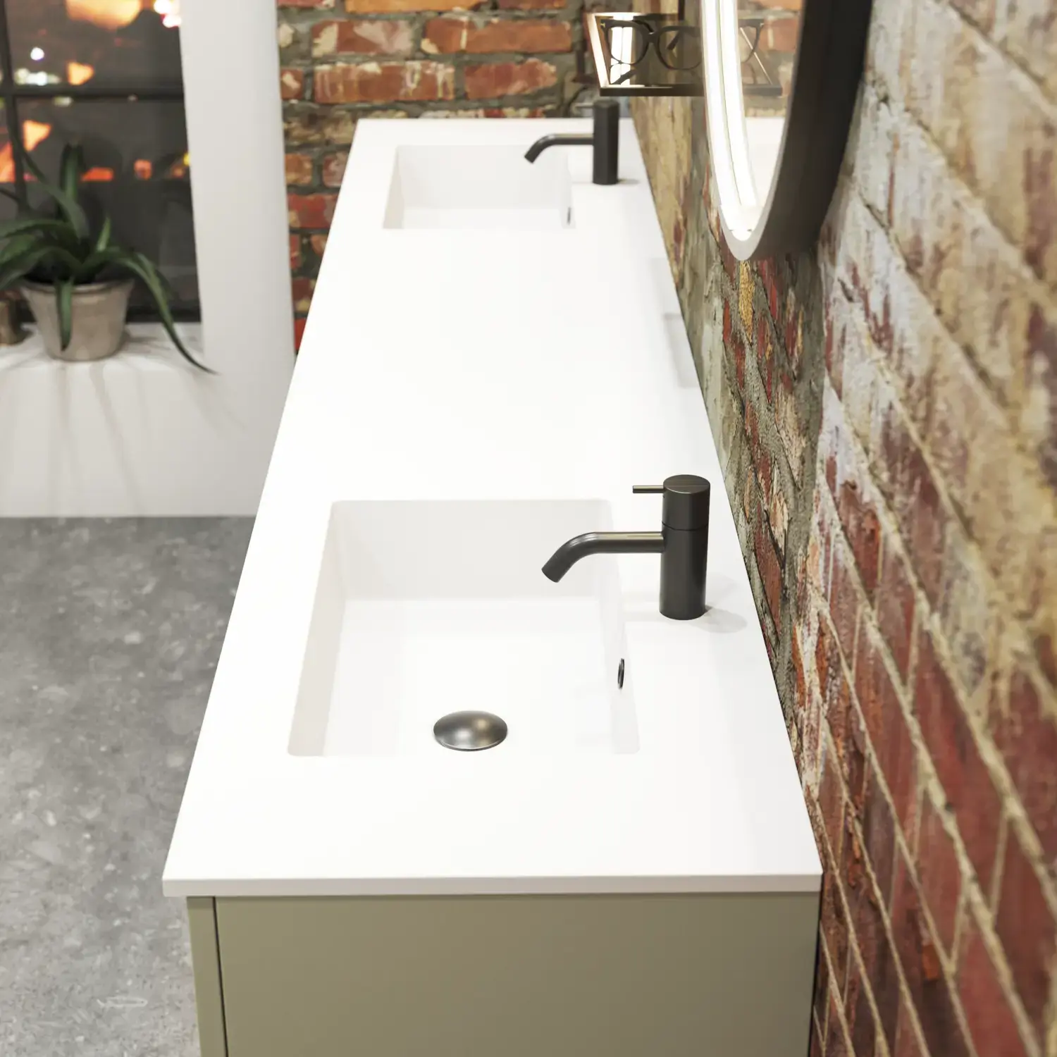 Moderne stoere badkamer in urban stijl. Mooie wastafelkasten en ronde spiegels met zwarte randen