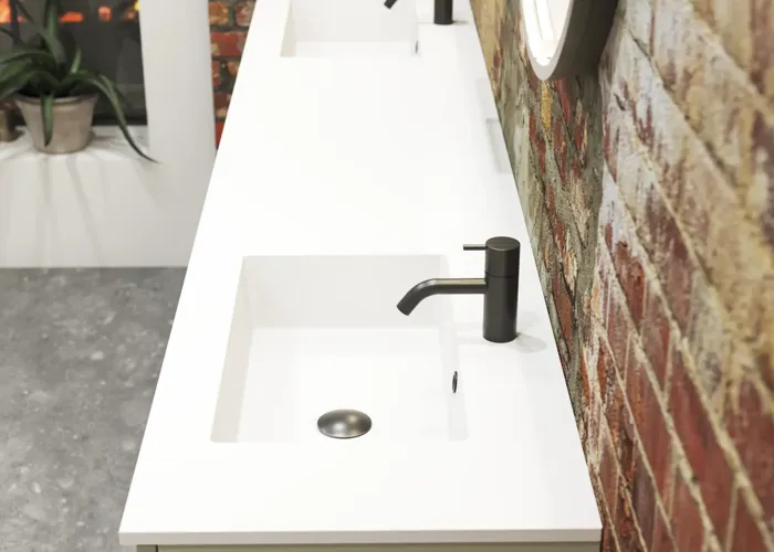 Moderne stoere badkamer in urban stijl. Mooie wastafelkasten en ronde spiegels met zwarte randen