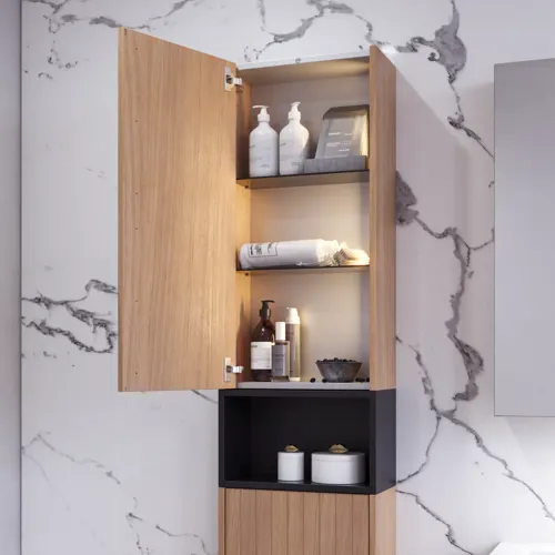 Badkamerinspiratie met wastafelkasten en bovenkasten in licht eikenhout met groeven, elegante dubbele wastafel, mooie spiegelkast met verlichting, visgraatvloer in licht hout en witte marmeren muur geven een klassieke, lichte en strakke uitstraling.