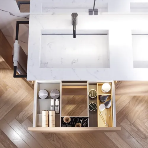 Badkamerinspiratie met wastafelkasten en bovenkasten in licht eikenhout met groeven, elegante dubbele wastafel, mooie spiegelkast met verlichting, visgraatvloer in licht hout en witte marmeren muur geven een klassieke, lichte en strakke uitstraling.