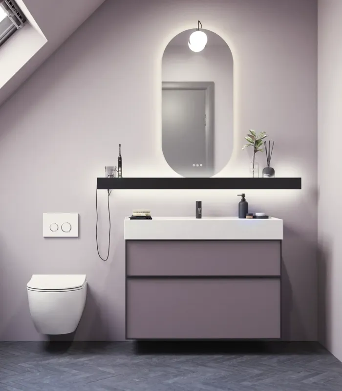 Badkamer met schuine muren, geïnspireerd door paarse badkamermeubels met elegante framefronten, mooie ovale spiegel met lamp, stijlvolle en praktische plank, paarse muur en grijze visgraatvloer, die een elegante en moderne uitstraling geven.