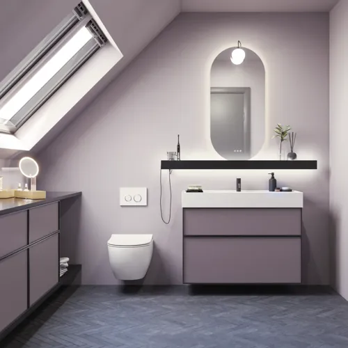 Badkamer met schuine muren, geïnspireerd door paarse badkamermeubels met elegante framefronten, mooie ovale spiegel met lamp, stijlvolle en praktische plank, paarse muur en grijze visgraatvloer, die een elegante en moderne uitstraling geven.