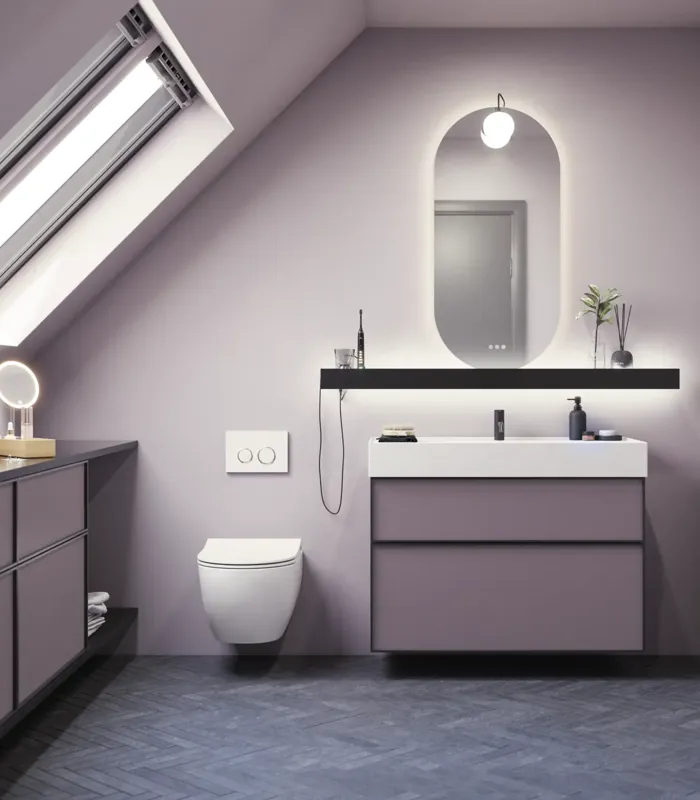 Badkamer met schuine muren, geïnspireerd door paarse badkamermeubels met elegante framefronten, mooie ovale spiegel met lamp, stijlvolle en praktische plank, paarse muur en grijze visgraatvloer, die een elegante en moderne uitstraling geven.