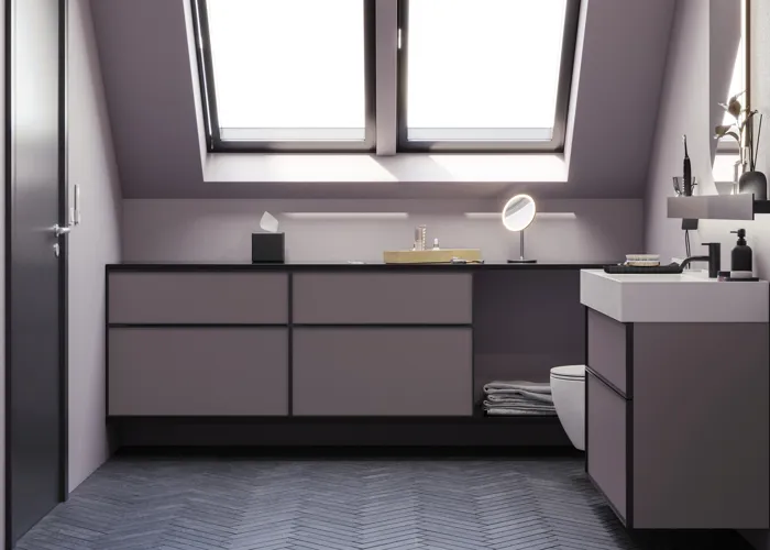 Badkamer met schuine muren, geïnspireerd door paarse badkamermeubels met elegante framefronten, mooie ovale spiegel met lamp, stijlvolle en praktische plank, paarse muur en grijze visgraatvloer, die een elegante en moderne uitstraling geven.