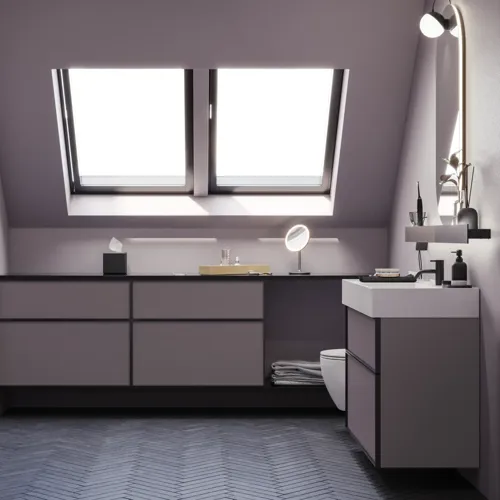 Badkamer met schuine muren, geïnspireerd door paarse badkamermeubels met elegante framefronten, mooie ovale spiegel met lamp, stijlvolle en praktische plank, paarse muur en grijze visgraatvloer, die een elegante en moderne uitstraling geven.