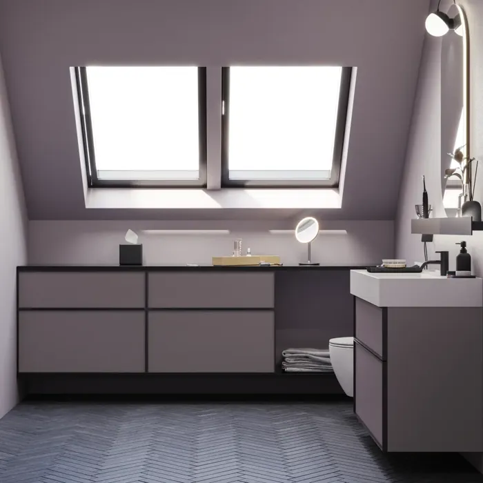 Badkamer met schuine muren, geïnspireerd door paarse badkamermeubels met elegante framefronten, mooie ovale spiegel met lamp, stijlvolle en praktische plank, paarse muur en grijze visgraatvloer, die een elegante en moderne uitstraling geven.
