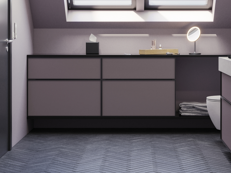 Badkamer met schuine muren, geïnspireerd door paarse badkamermeubels met elegante framefronten, mooie ovale spiegel met lamp, stijlvolle en praktische plank, paarse muur en grijze visgraatvloer, die een elegante en moderne uitstraling geven.