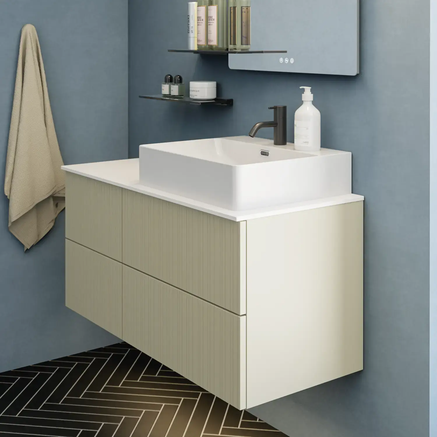 Badkamer met schuin plafond, beige meubels met groeven, elegante werkblad en vierkante wastafel, mooie spiegel met planken, blauwe muren, grote ramen en zwarte visgraatvloer geven een lichte, stedelijke uitstraling.