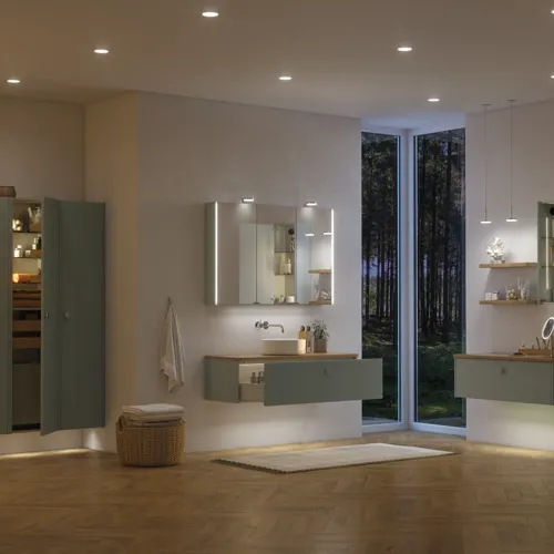 Grote badkamerinspiratie in Scandinavische stijl met badkamermeubels in lichtblauwe kleur en houten aanrechtblad met elegante opzetwastafel, visgraat houten vloer creëert een lichte en klassieke stijl
