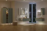 Grote badkamerinspiratie in Scandinavische stijl met badkamermeubels in lichtblauwe kleur en houten aanrechtblad met elegante opzetwastafel, visgraat houten vloer creëert een lichte en klassieke stijl