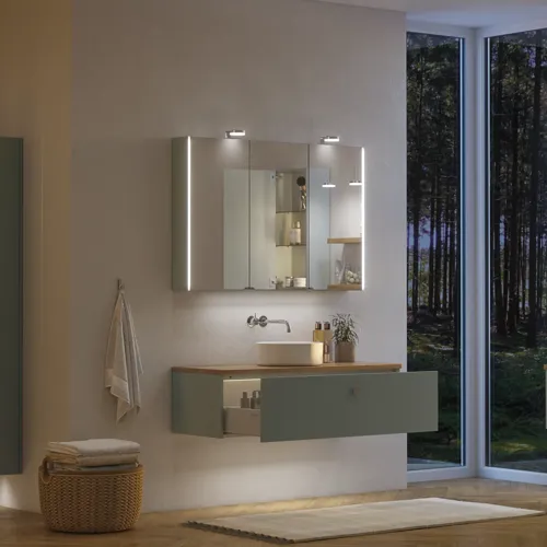 Grote badkamerinspiratie in Scandinavische stijl met badkamermeubels in lichtblauwe kleur en houten aanrechtblad met elegante opzetwastafel, visgraat houten vloer creëert een lichte en klassieke stijl