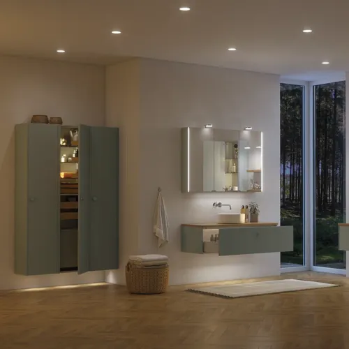 Grote badkamerinspiratie in Scandinavische stijl met badkamermeubels in lichtblauwe kleur en houten aanrechtblad met elegante opzetwastafel, visgraat houten vloer creëert een lichte en klassieke stijl