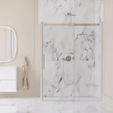 Grote badkamerinspiratie met grote luxe inloopdouche met schuifdeur, wit badkamermeubel, grote moderne tegels en lange gordijnen voor een klassieke en romantische look