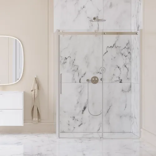 Grote badkamerinspiratie met grote luxe inloopdouche met schuifdeur, wit badkamermeubel, grote moderne tegels en lange gordijnen voor een klassieke en romantische look