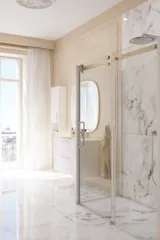 Grote badkamerinspiratie met grote luxe inloopdouche met schuifdeur, wit badkamermeubel, grote moderne tegels en lange gordijnen voor een klassieke en romantische look
